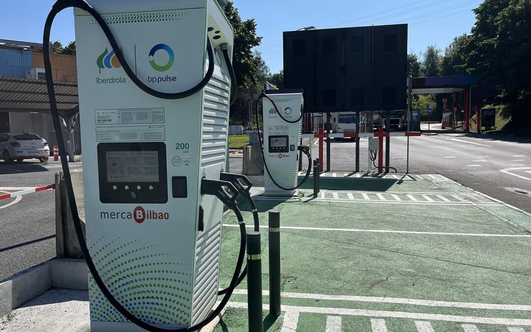 Iberdrola | bp pulse inaugura un nuevo hub de recarga ultrarrápida en Bizkaia y planea el desarrollo de una gran estación de recarga ultrarrápida para camiones eléctricos en Sevilla