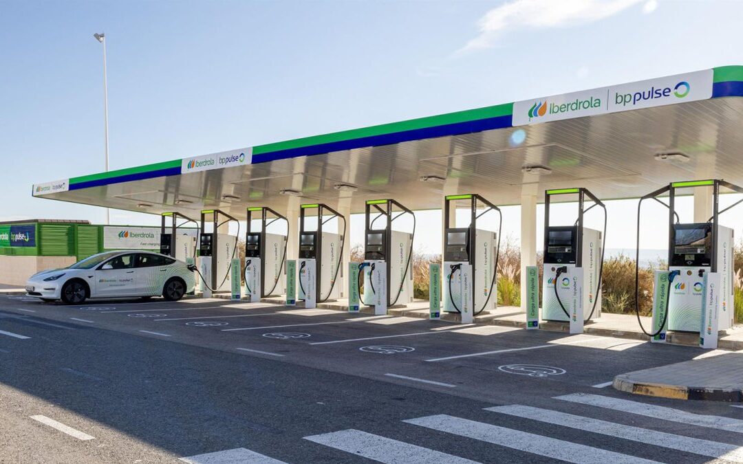 Iberdrola | bp pulse y CEEES acuerdan la electrificación de 500 estaciones de servicio con carga ultrarrápida