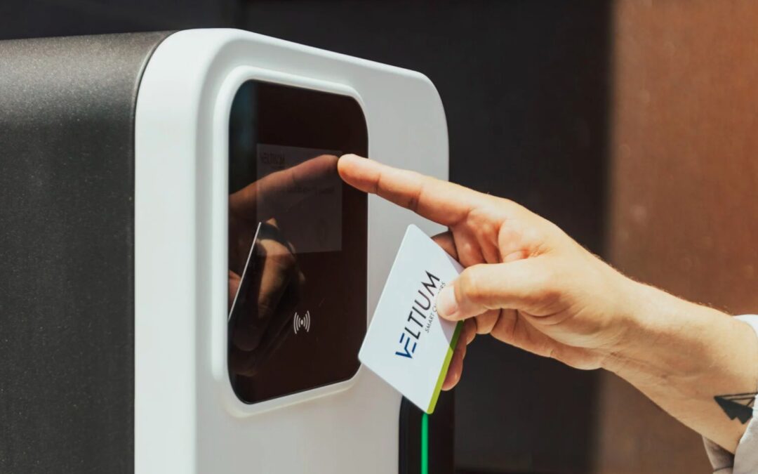 Veltium suministra sus cargadores para vehículos eléctricos al Real Betis, impulsando la movilidad sostenible