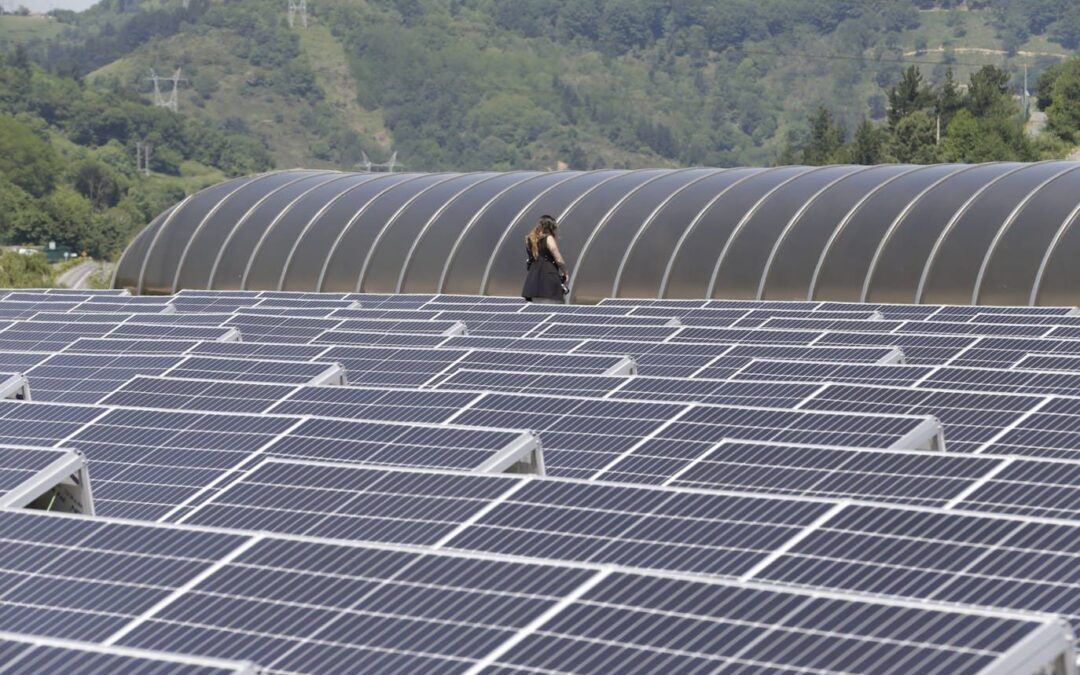 El parque solar Ekiola Lea Artibai, promovido por el EVE, la Diputación Foral de Bizkaia y KREAN, inicia el abastecimiento energético a la comarca