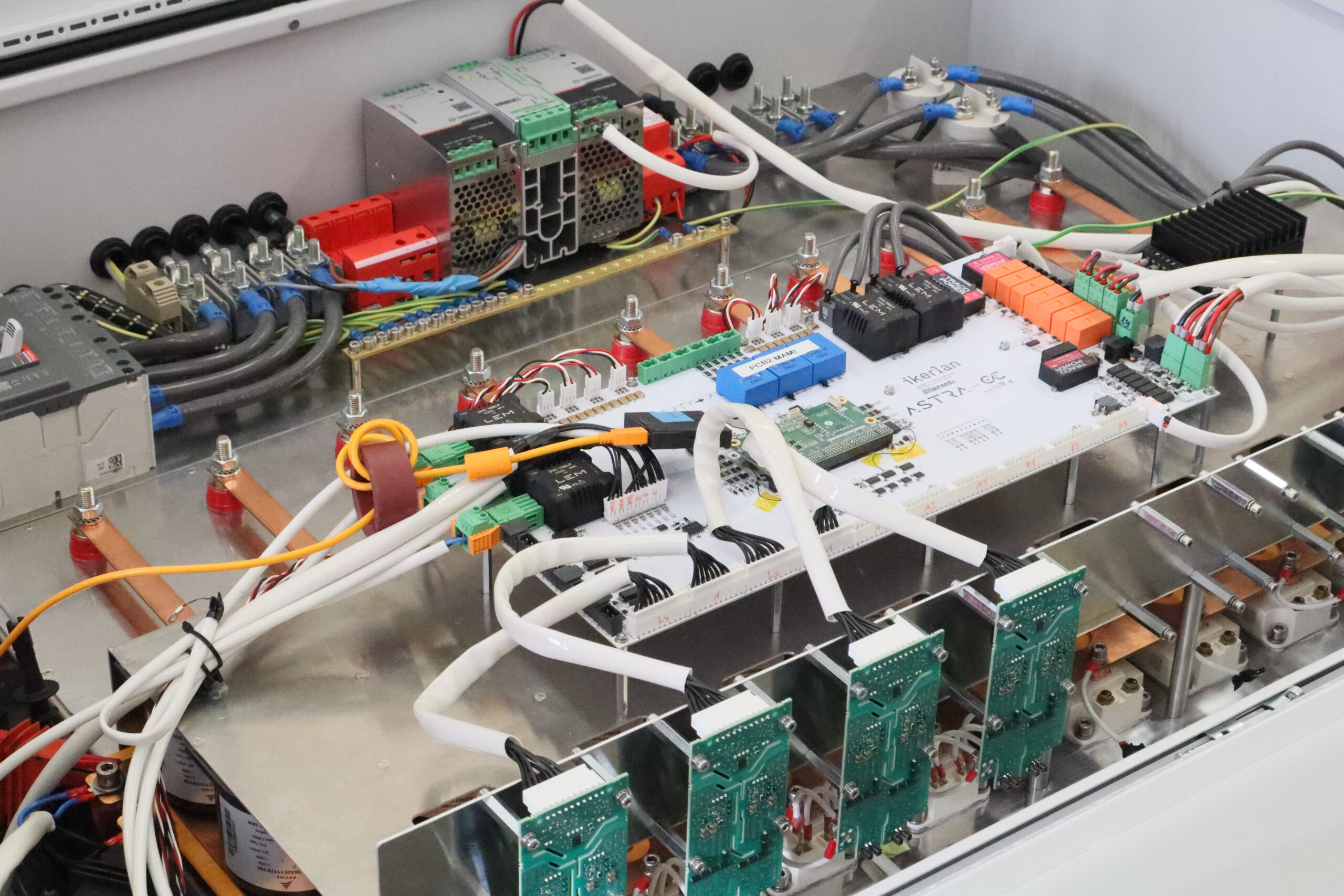 Finaliza el proyecto ASTRA-CC, que ha impulsado la implantación de una arquitectura de red eléctrica de Corriente Continua para facilitar la conexión de generación renovable y almacenamiento a la red 10 IMG 0935 5 scaled