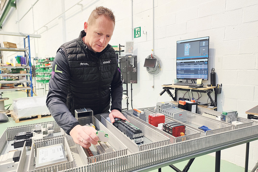 Einnek consolida su modelo de fabricación de cuadros eléctricos industriales con tecnologías innovadoras