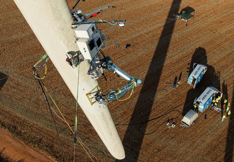Tecnalia desarrolla y valida un sistema robótico destinado a automatizar la reparación estructural de palas de aerogeneradores en colaboración con Alerion Technologies