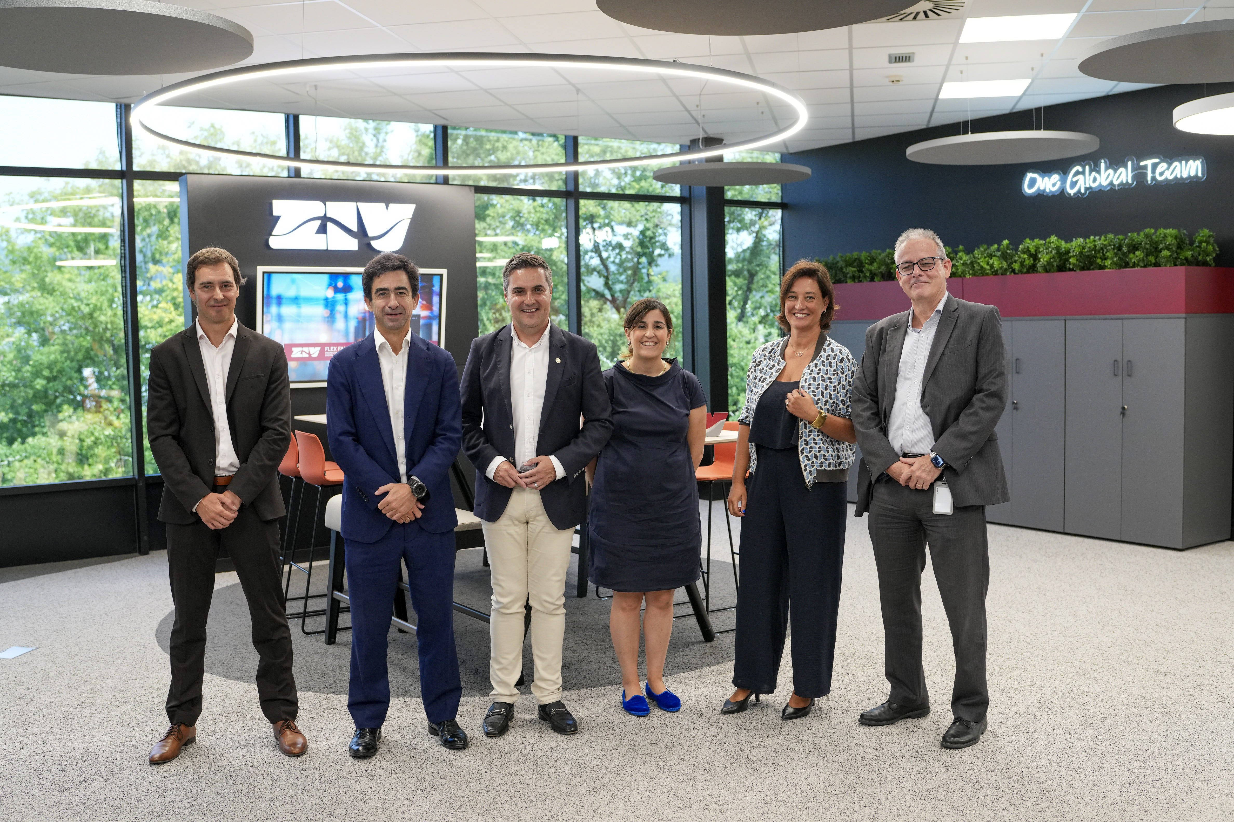 Mikel Jauregi visita los nuevos laboratorios digitales de ZIV que, en el marco de su plan de inversión total de 36 M€, busca impulsar desde Euskadi nueva tecnología para las redes eléctricas del futuro