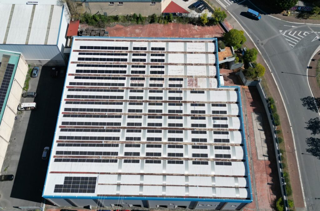 Bikote Solar amplía a 180 kWp e hibrida con 261 kWh de almacenamiento la planta fotovoltaica de Federtek en Zamudio